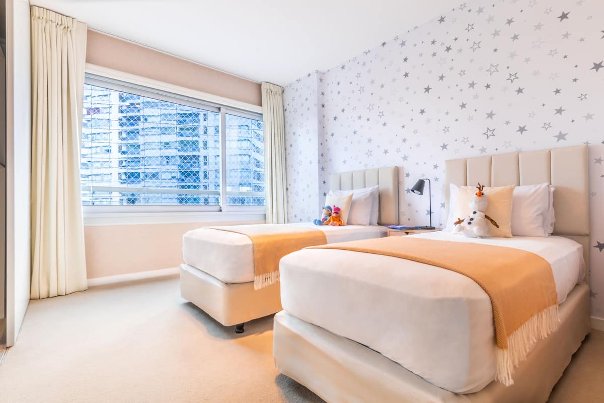 Familienapartment | 1 Schlafzimmer, Zimmersafe, Schreibtisch, laptopgeeigneter Arbeitsplatz
