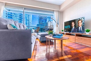 Luxury-Apartment | Wohnbereich | 55-Zoll-Smart-TV mit Kabelempfang, Netflix, Streaming-Dienste