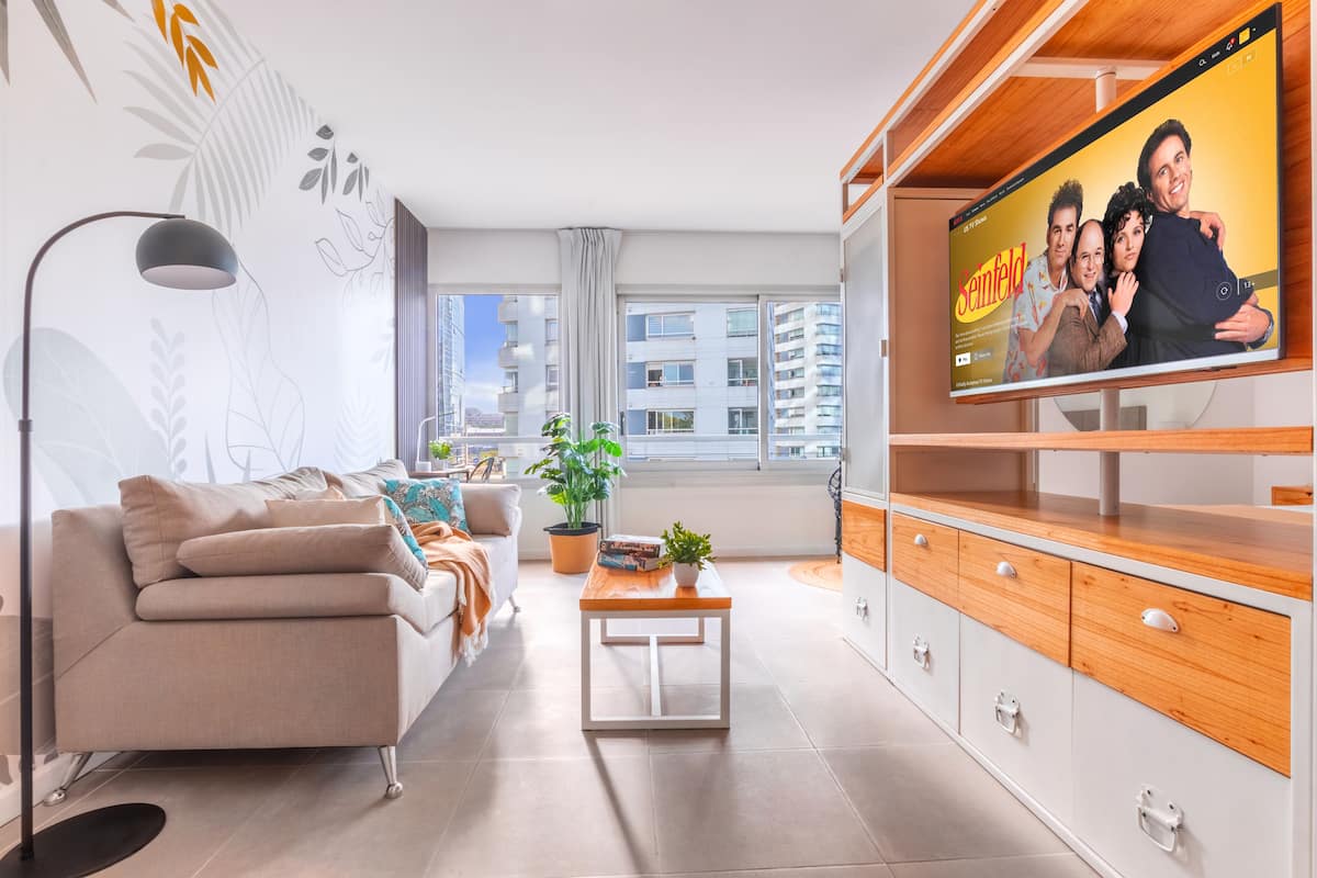 Standard-Apartment | Wohnbereich | 55-Zoll-Smart-TV mit Kabelempfang, Netflix, Streaming-Dienste