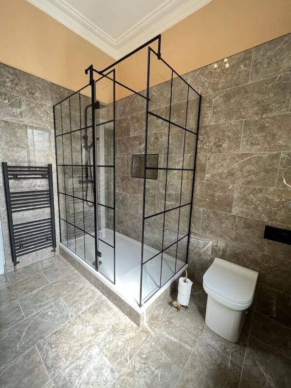 Towels, soap, shampoo, toilet paper - Luxury Victorian spacious flat (Glasgow)