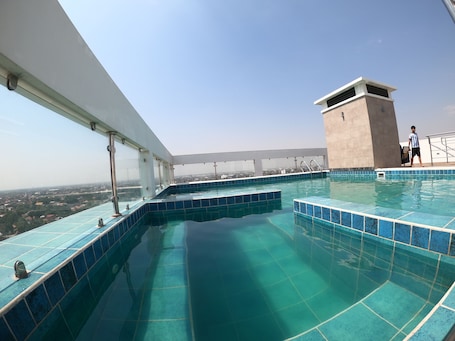 Outdoor pool. Hermoso Departamento 4 Habitaciones con Baño a 10 min del Aeropuerto