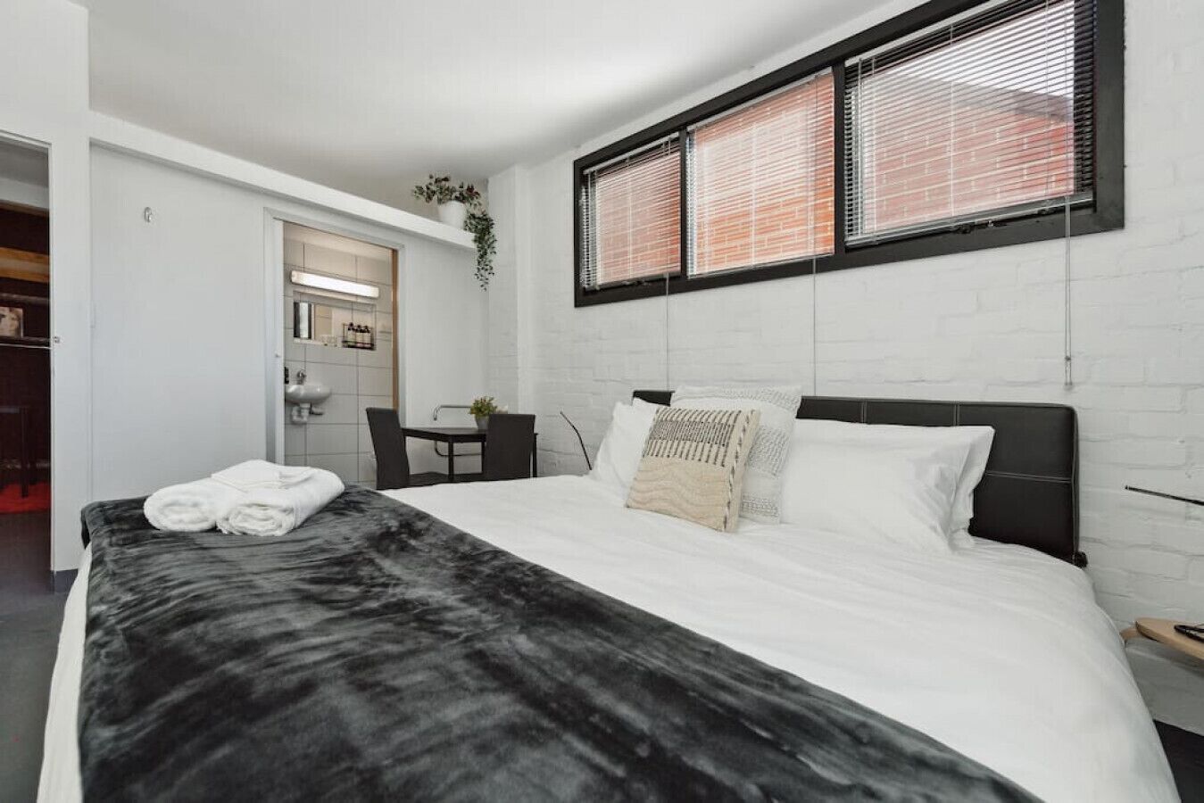 6 bedrooms, desk, iron/ironing board, travel cot