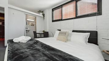 6 bedrooms, desk, iron/ironing board, travel cot