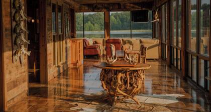Amazing Lake House w/ Master Suite! Private Party, Christmas, Family Reunions!
