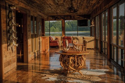 Amazing Lake House w/ Master Suite!  Private Party, Christmas, Family Reunions!