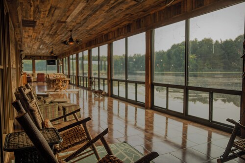 Amazing Lake House w/ Master Suite!  Private Party, Christmas, Family Reunions!