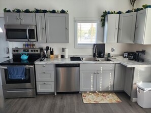 Fridge, microwave, oven, stovetop - Fishermen & Hunter's Paradise, Pet Friendly. Close to boat launches
 (Rufus)