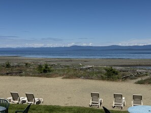 On the beach - Beachfront King Bed Studio Suite (Qualicum Beach)