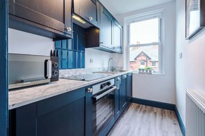 Køleskab, mikrobølgeovn, ovn, kogeplade