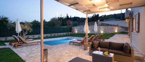 حمّام سباحة خارجي