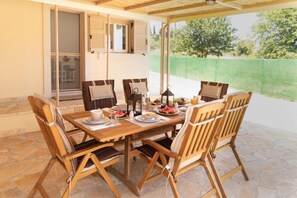 تناول الطعام بالخارج