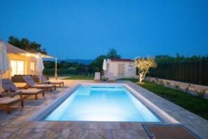 حمّام سباحة خارجي