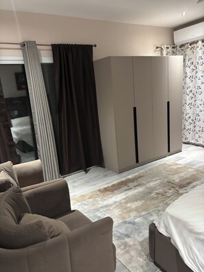 Iron/ironing board, WiFi, bed sheets
