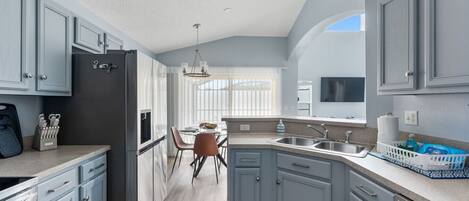 Køleskab, mikrobølgeovn, ovn, kogeplade