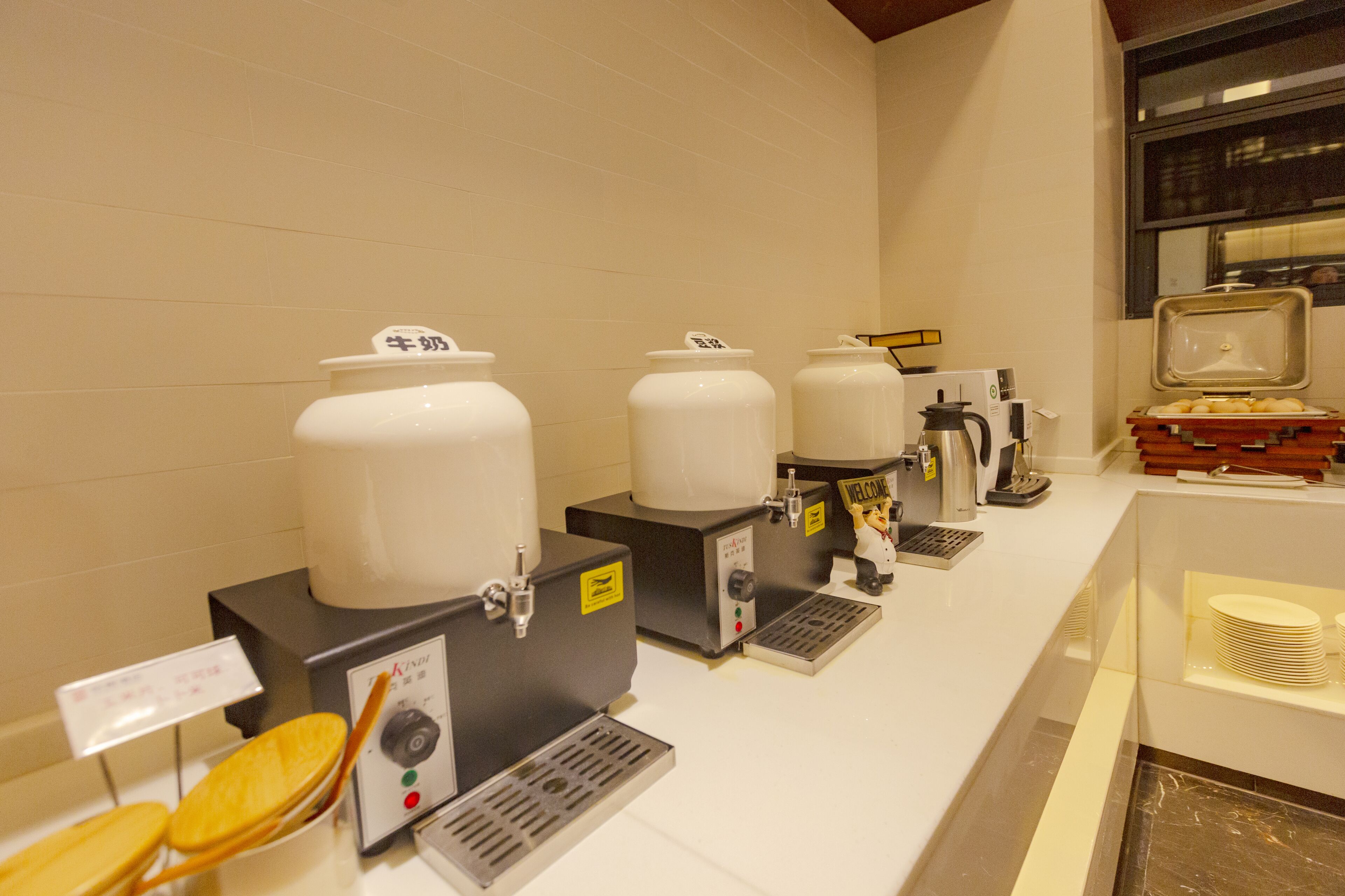Una estación de café con varios dispensadores y una cafetera.