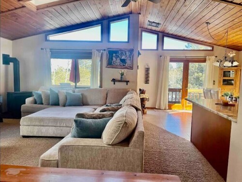 Cozy private mountain house on one acre. Private hot tub and pet friendly! 