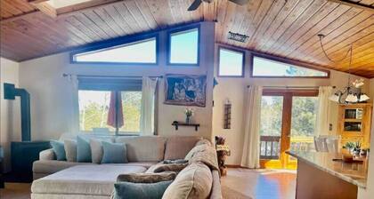Cozy private mountain house on one acre. Private hot tub and pet friendly!