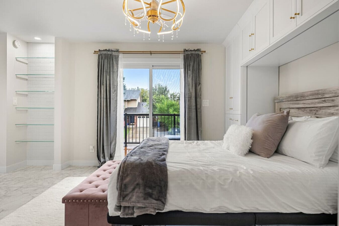 2 makuuhuonetta, työpöytä, silitysrauta/-lauta, ilmainen Wi-Fi