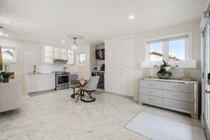 Refrigerador, microondas, horno, placa de cocina