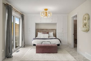 2 bedrooms, desk, iron/ironing board, free WiFi - The Lioness | Sauna | Steam Shower | Jacuzzi Bath (Red Deer)