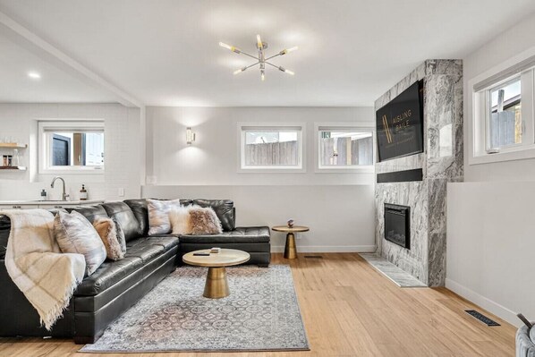 Smart-TV, peis, stereoanlegg og kontorer