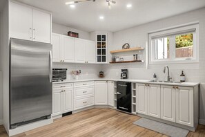 Refrigerador, microondas, horno, placa de cocina