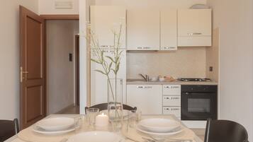 Apartment, 2 Bedrooms, Balcony | Tempat makan