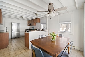 Private kitchen - The Brooks Motel (Hillsdale)