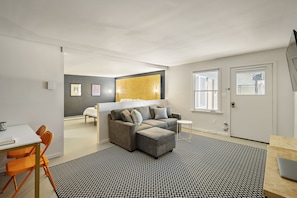 Egyptian cotton sheets, premium bedding, memory-foam beds, desk - The Brooks Motel (Hillsdale)