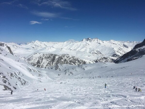 A snowy mountain landscape with a clear sky. - Hotel Au Bon Accueil (Les Deux Alpes)