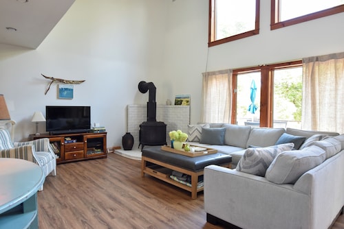Walk to the beach from this cozy birder cottage! 3beds, 2ba