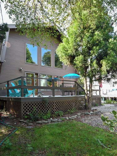 Walk to the beach from this cozy birder cottage! 3beds, 2ba