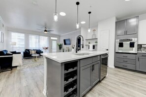 Private kitchen - Elegant Dtwn Gem Next To 6th St (Austin)