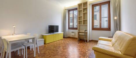 Appartamento Comfort | Area soggiorno | TV a schermo piatto 40 pollici con canali digitali