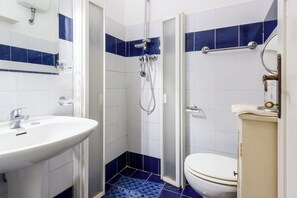 Comfort Apartment | Bathroom | Shower, hair dryer, towels - Montebello Place by Mmega (Florence)
