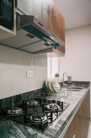 Kühlschrank, Mikrowelle, Herdplatte, Wasserkocher