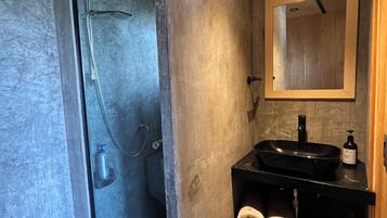 Ducha, toallas, jabón, shampoo