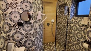 Deluxe-Studio, 1 Queen-Bett | Badezimmer | Haartrockner, Handtücher