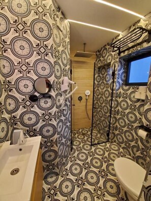 Deluxe Studio, 1 Queen Bed | Bathroom | Hair dryer, towels - King's rooftop suites  (Tel Aviv)
