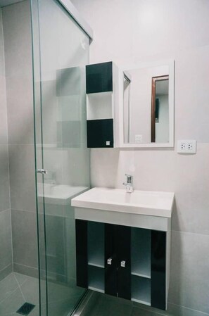Séchoir à cheveux, serviettes fournies, savon, papier de toilette