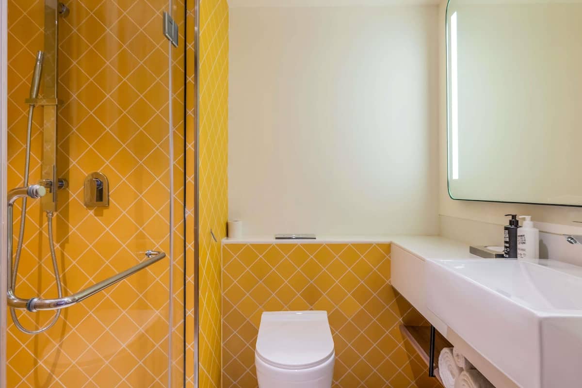 Minibar, caja de seguridad en la habitación y muebles diferentes