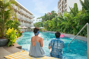 2 outdoor pools, pool umbrellas