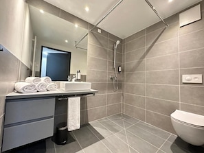 Een douche, een haardroger, handdoeken
