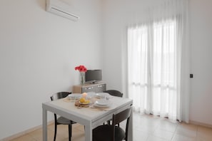 Apartment, 2 Schlafzimmer, Balkon | Esszimmer