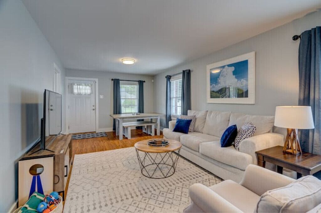 Cute Corner Cottage, Dog-Friendly, Step to town, Sleeps 6 w/ King Bed & 2 Baths