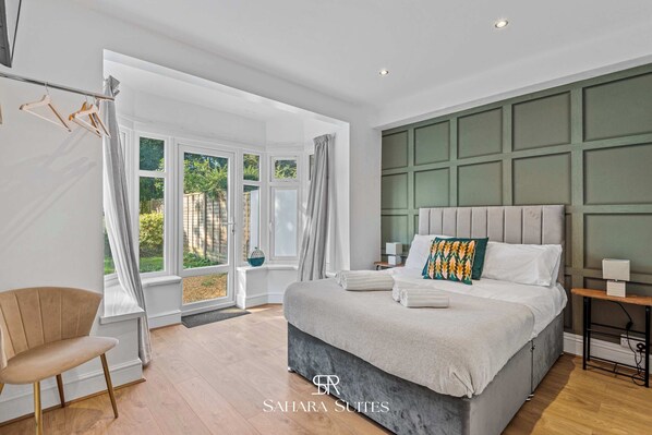 6 bedrooms, iron/ironing board, travel cot, WiFi - Spacious 6BR Ensuite home - Monthly Stay - Parking (Earley)