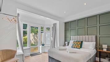 6 bedrooms, iron/ironing board, travel cot, WiFi