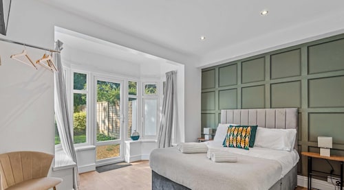Spacious 6BR Ensuite home - Sleeps 12 - Parking