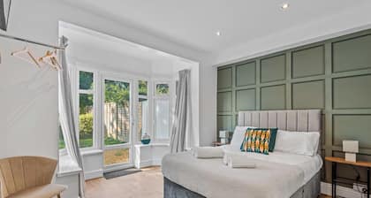 Spacious 6BR Ensuite home - Sleeps 12 - Parking