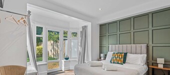 Spacious 6BR Ensuite home - Sleeps 12 - Parking